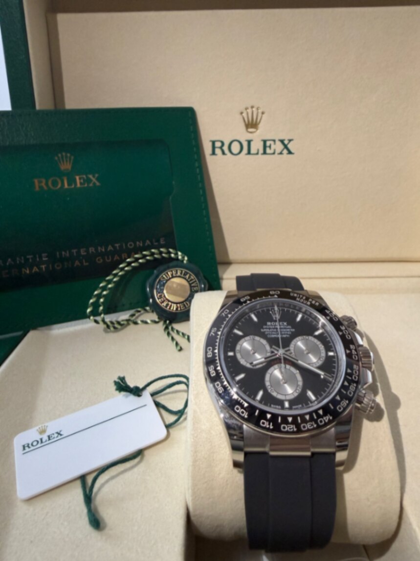 Rolex Daytona 126519LN with International Guarantee card and Superlative Certified seal in Rolex box