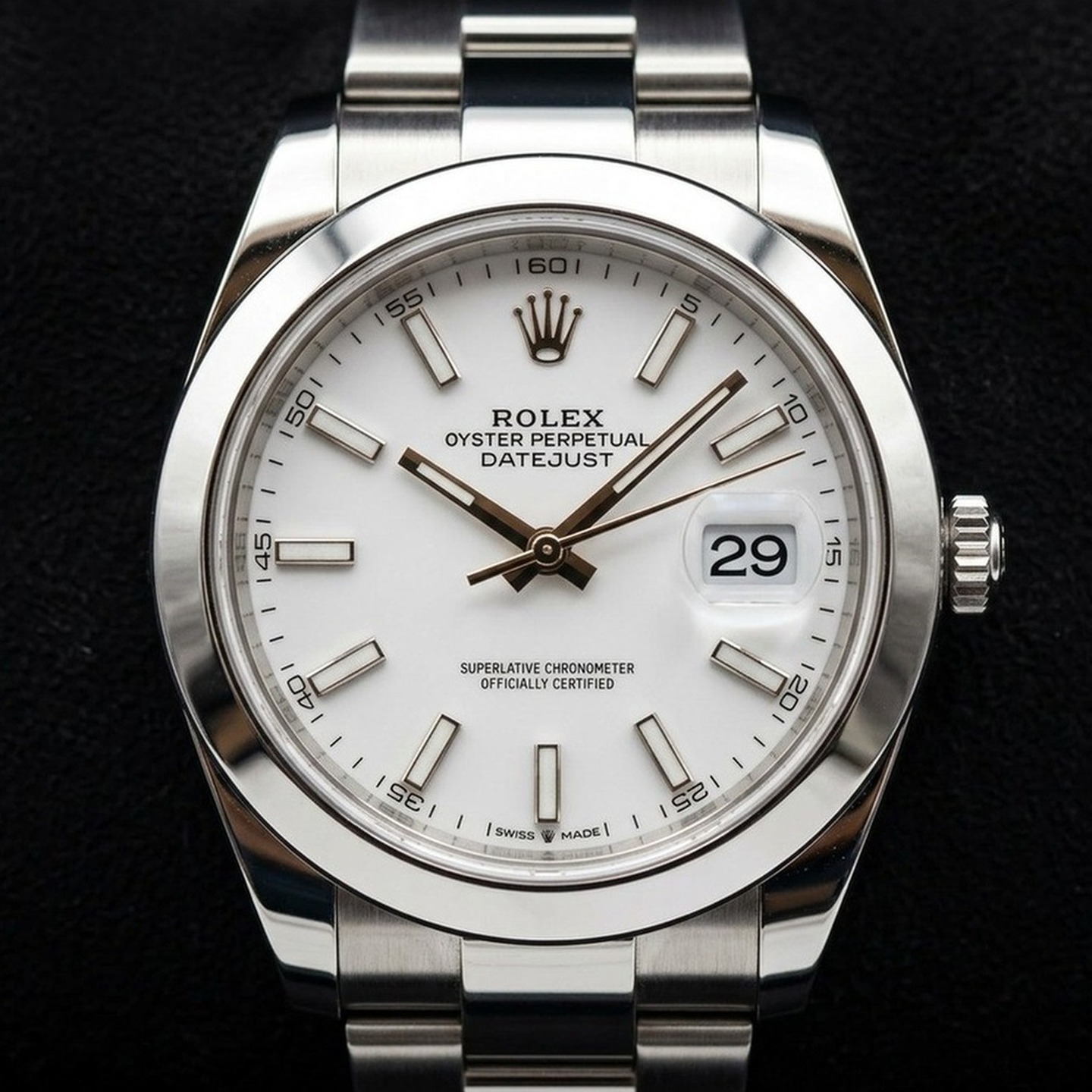 Rolex Datejust 41 126300 Oystersteel with white dial and smooth bezel on Oyster bracelet