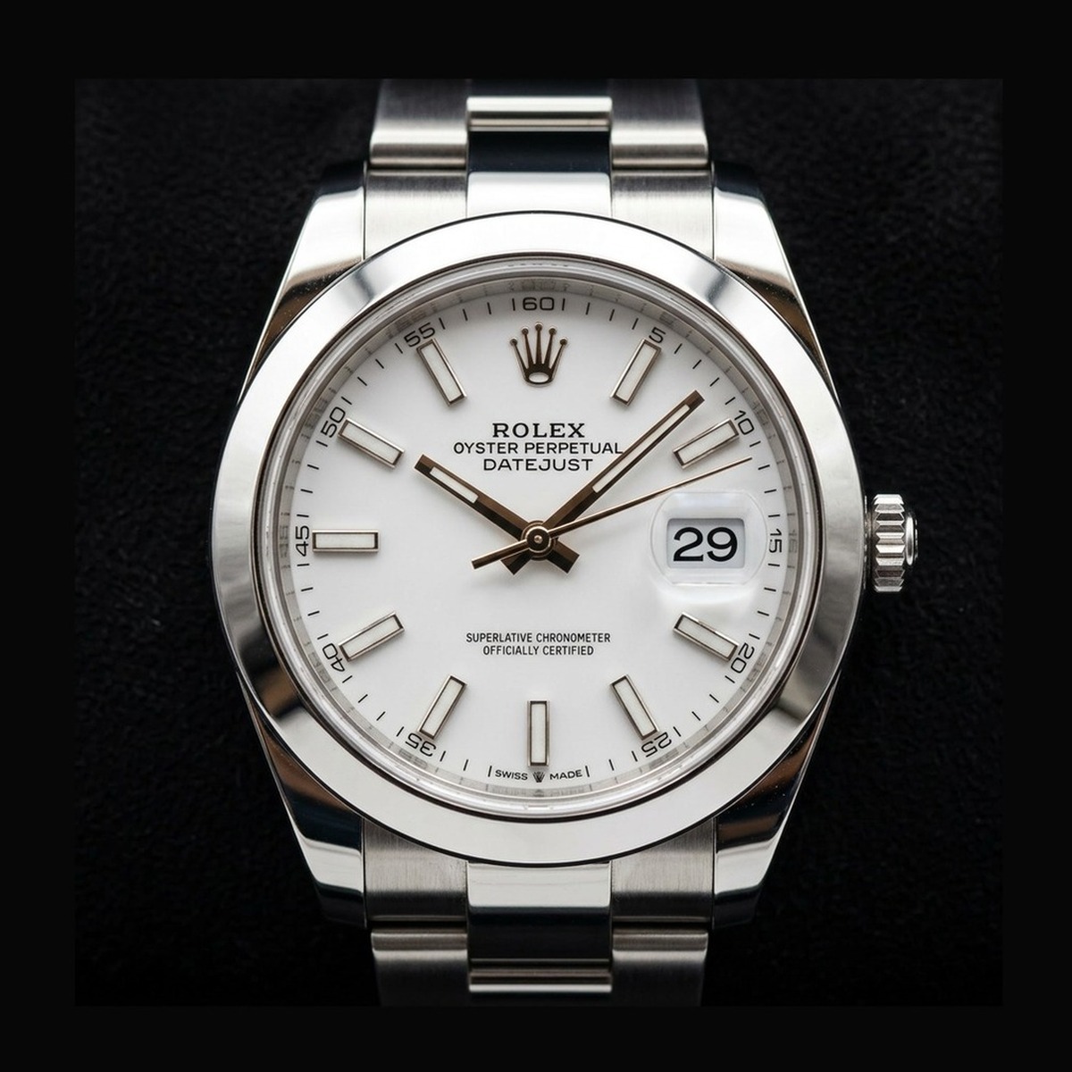 Rolex Datejust 41 126300 Oystersteel with white dial and smooth bezel on Oyster bracelet
